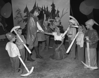 Illustration for article titled Photos of daily life in the US government's secret atomic city